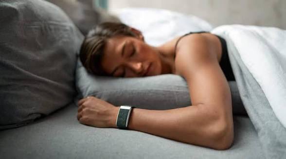 NeoPsyCulture's tweet photo. Sabah kalktın, Apple Watch’ına baktın… Uyku skoru 62 çıktı. İçinden “Bugün yorgun geçecek” dedin ve gerçekten de öyle oldu.
Peki bu sadece tesadüf mü?

2014’te Colorado College’da yapılan bir araştırma bunu net gösterdi:
164 kişiye sahte bir EEG cihazı taktılar. “Dün gece REM uykun %28.7’ydi (çok iyi)” dediler bir gruba… Diğer gruba da “%16.2’ydi (kötü)” dediler. Aslında hiçbir ölçüm yapılmıyordu, tamamen uydurmaydı.
Sonra hepsine dikkat ve zihin testleri yaptırdılar.

Yüksek skor söylenenler testlerde belirgin şekilde daha başarılı oldu! Gerçekten ne kadar uyudukları veya sabah kendilerini nasıl hissettikleri ise hiç fark yaratmadı.

Yani:
Gerçek uyku değil, “İyi uyuduğuma inanıp inanmaman” beyninin nasıl çalıştığını değiştiriyor.
Düşük skor görünce beyin “enerjimi idareli kullanayım” diyor ve çabuk vazgeçiyorsun. Yüksek skor görünce ise “rahatım, tam gaz gideyim” diyor.

Apple Watch, Oura, WHOOP… Sabah o skora bakmak, bazen tam da ihtiyacın olan mental enerjiyi baştan tüketiyor.