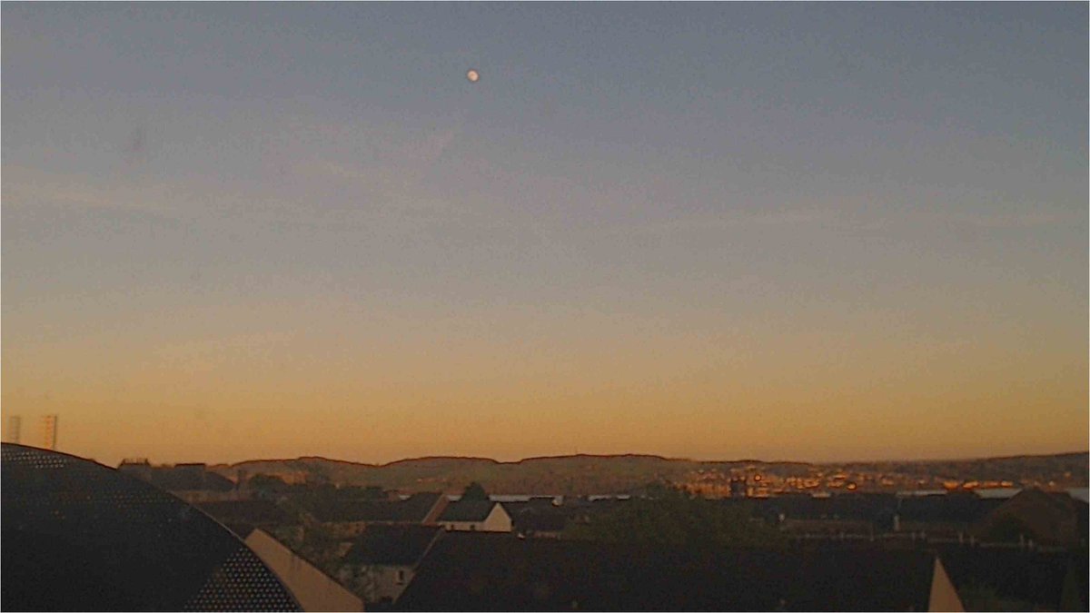_DundeePerfect_'s tweet image. Love when #Dundee looks like this at this time of the day. #Moon almost direct South.
Remember when said this orange was Sahara Dust....
As the day goes on, the lowering sun means that light has to travel further through the atmosphere than it does when the sun is at its height.