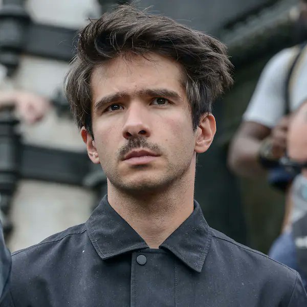 Juan, range ta guillotine version Wish (que tu vends 19€ chez Au Diable Vauvert, soit dit en passant) et écoute attentivement.

Tu as construit ta carrière sur une thèse simple : Arnault, Niel et les "oligarques" ne créent pas de valeur, ils captent le pouvoir. Tu l'as répétée