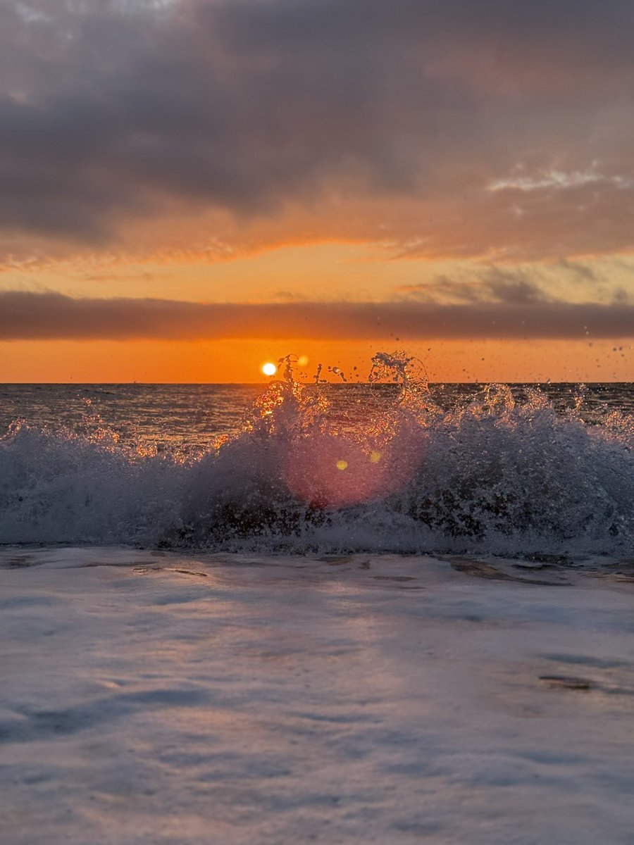 MarcD_Weegem's tweet image. Can we talk about how beautiful this morning was?
.
#ireland #stormhour #ThePhotoHour #sunrise #wicklow #dogsofx #greystones #irelandsancienteast #KeepDiscovering