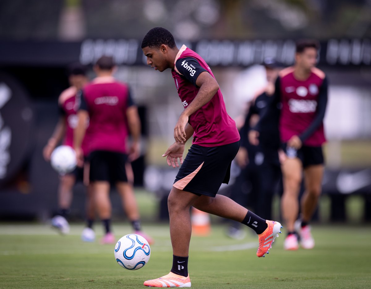 IDCorinthiana's tweet image. Em nota pós-treino, Corinthians informa que atacante Gui Negão realizou trabalhos parciais com o elenco. 

O atacante Memphis Depay iniciou o período de transição física com os departamentos de fisioterapia e performance.

Foto: Rodrigo Coca / Agência Corinthians 

#Corinthians