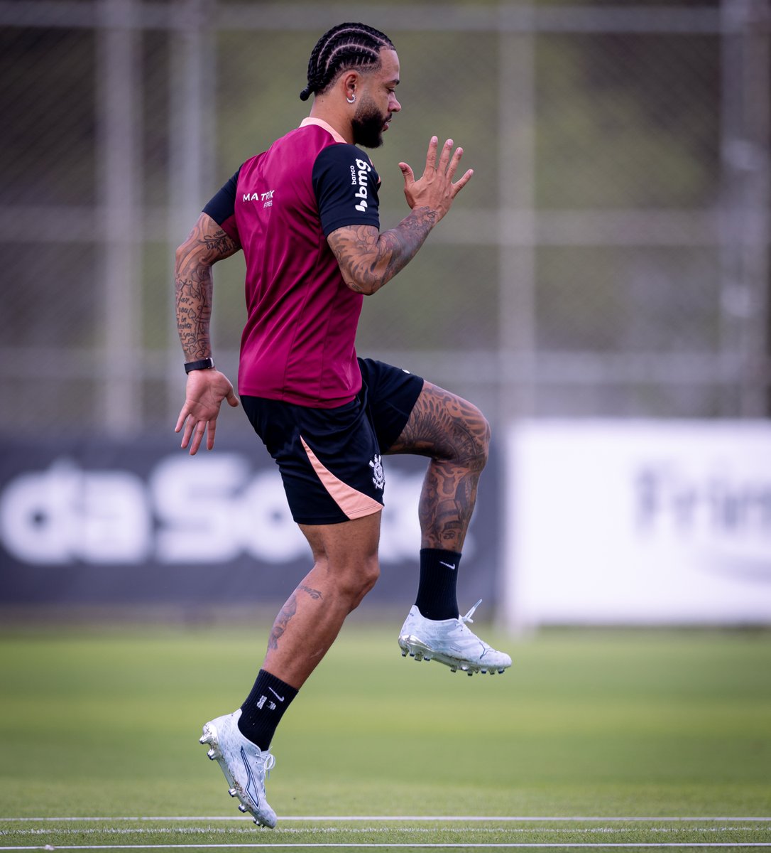 IDCorinthiana's tweet image. Em nota pós-treino, Corinthians informa que atacante Gui Negão realizou trabalhos parciais com o elenco. 

O atacante Memphis Depay iniciou o período de transição física com os departamentos de fisioterapia e performance.

Foto: Rodrigo Coca / Agência Corinthians 

#Corinthians