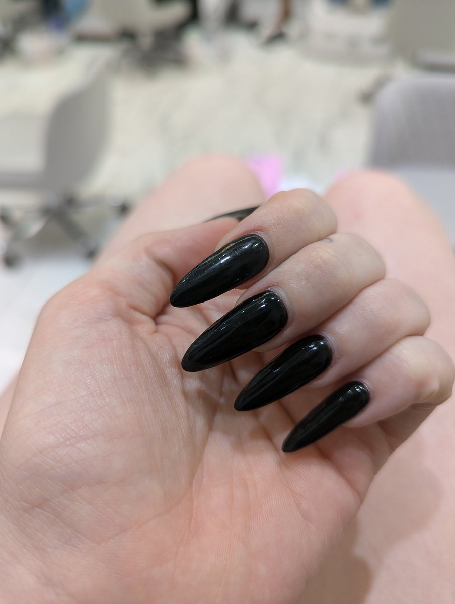 toes1890's tweet photo. New nails who dis 💉💉💅🏼💅🏼 https://t.co/4kYu85Myie
