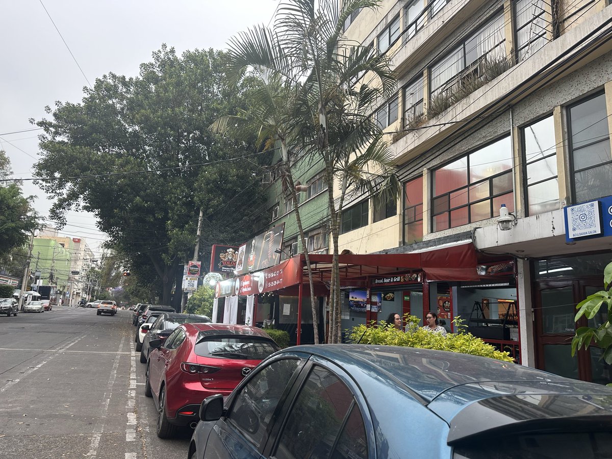 susantap's tweet photo. @BJAlcaldia @LuisMendozaBJ También atender por favor el problema en la calle de Pensylvania entre Eje 5 y Plaza California. Llevan varios años apropiados de la banquetas ¡Hasta piso de loseta colocaron para invadir el espacio! https://t.co/Ja4NqqJ9Zk
