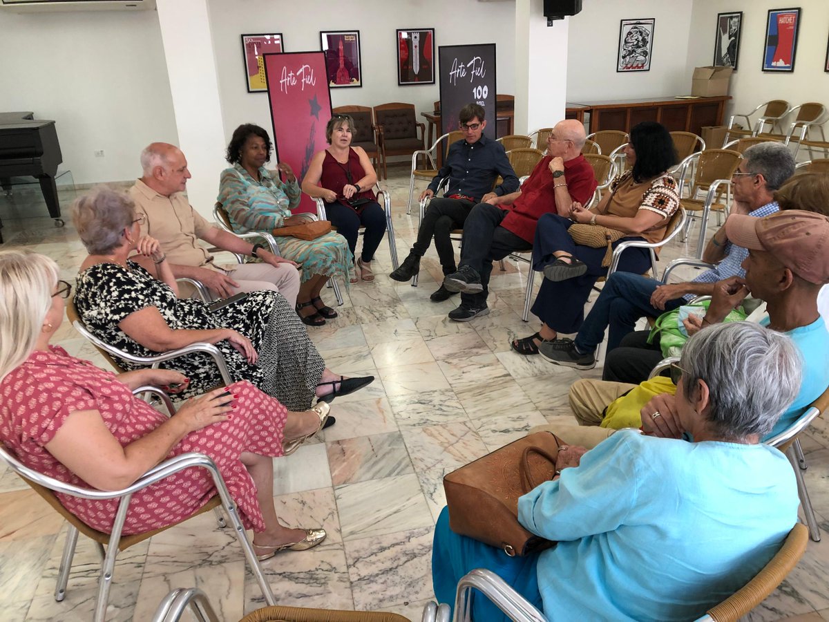 UNEAC_online's tweet image. 📢La reconstitución de la delegación de base de la #UPEC en la #UNEAC servirá para perfeccionar la articulación entre la prensa y los hacedores del arte y la cultura. Así trascendió en presencia de Marta Bonet, pdta de la UNEAC; y Ricardo Ronquillo, pdte de la UPEC. 

#ArteFiel