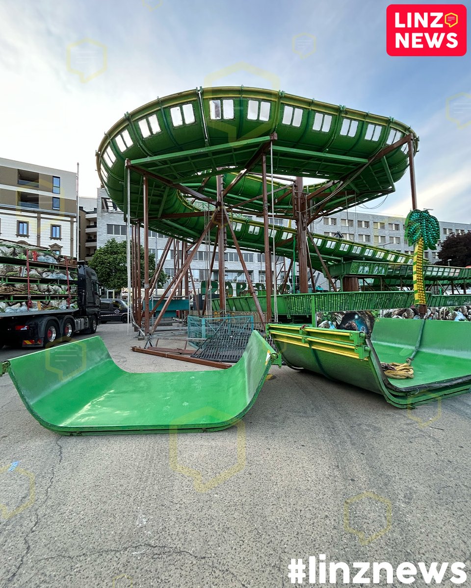 linzdotnews's tweet image. 🎉 Urfix Aufbau fast fertig!
🎢 Wasserbahn Rio Rapidos steht schon fast komplett.
🎠 Bei Laser Pix fehlen auch nur mehr wenige Handgriffe.
🦖 Ein kleiner Dino wartet noch am Parkplatz
♻️ Für alle "Gamechanger" ist auch schon aufgebaut.

#urfix #aufbau #finale #jahrmarkt
