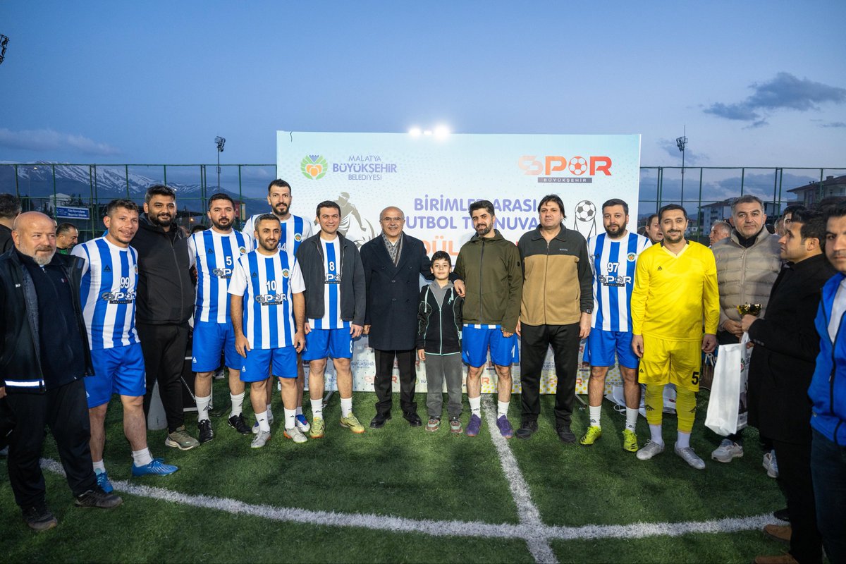 samiermbb's tweet photo. Büyükşehir Belediyemiz Birimler Arası Futbol Turnuvamızı tamamladık.

Birimler arasındaki birlik, beraberlik ve dayanışmayı güçlendiren bu güzel organizasyonda sahaya çıkan, emeğiyle katkı sunan tüm takımlarımıza gönülden teşekkür ediyorum.

Finalde gösterdikleri mücadeleyle şampiyon olan Gençlik ve Spor Hizmetleri Dairesi Başkanlığımızı tebrik ediyor, turnuvaya katılan tüm ekiplerimizi azim ve centilmenliklerinden dolayı kutluyorum.

#Malatya’mızda sporu sadece sahalarda değil, hayatın her alanında büyütmeye devam edeceğiz.