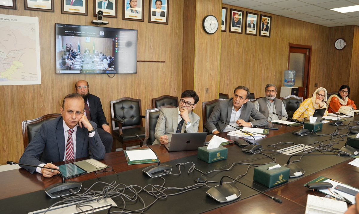 betterpakistan's tweet photo. Chaired a high level meeting to review URAAN Pakistan initiative for 10,000 advanced educational scholarships for Ph.D and post doctoral studies in emerging sciences and increasing Pakistan’s exports to China. https://t.co/fE70CFC4z7
