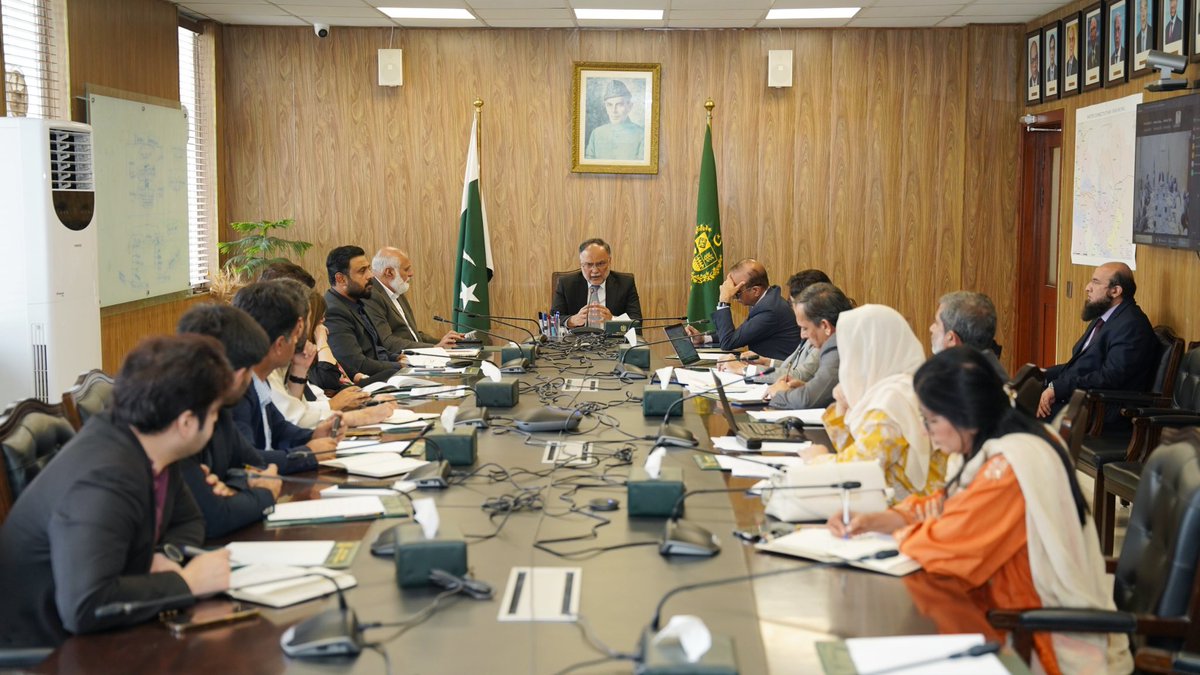 betterpakistan's tweet photo. Chaired a high level meeting to review URAAN Pakistan initiative for 10,000 advanced educational scholarships for Ph.D and post doctoral studies in emerging sciences and increasing Pakistan’s exports to China. https://t.co/fE70CFC4z7
