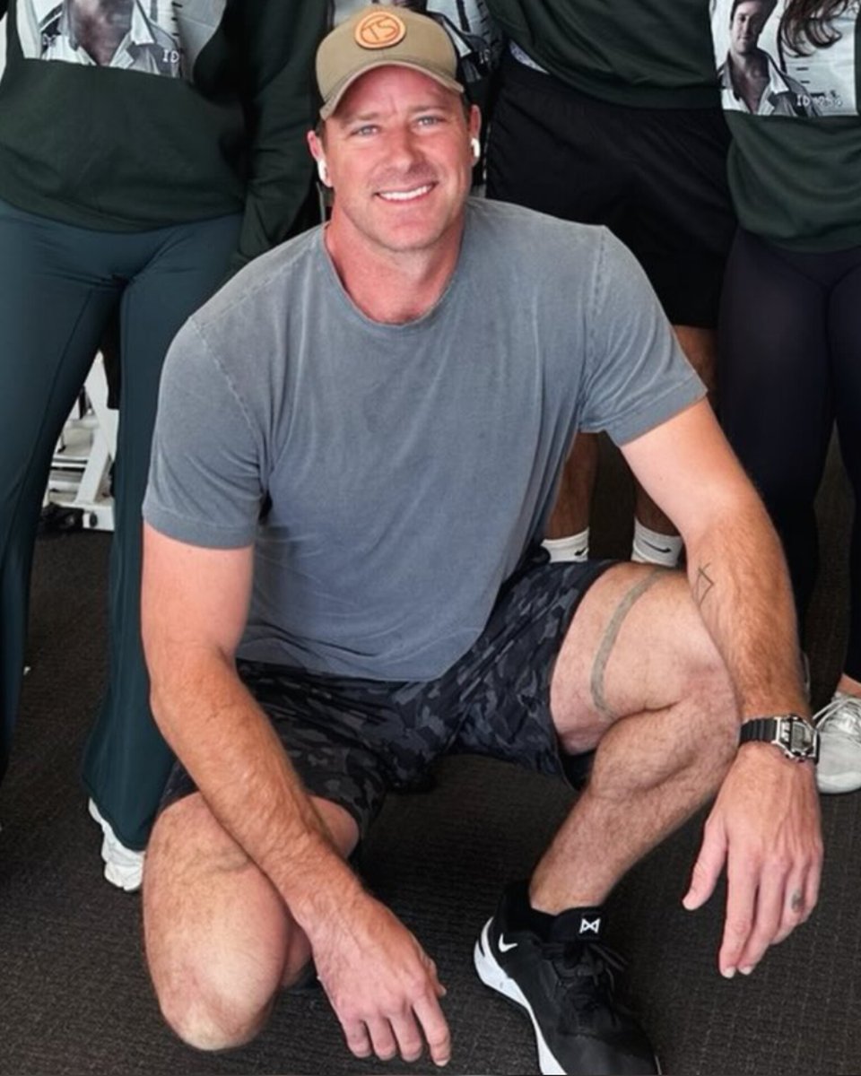 AdriennGeosits's tweet image. Oh, the famous Armie Hammer mugshot!!!! 🤣

#armiehammer #armieonscreenagain #onwardsandupwards #supportarmiehammer

Cr 📸 Hollywoodanddivine "No really, we all just happened to show up in the same sweatshirt to welcome armiehammer back from his movie set!"