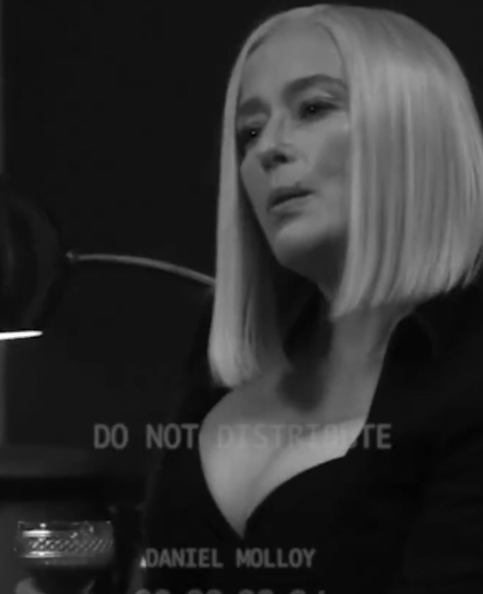 I love love LOVE her necklace 🙂‍↕️