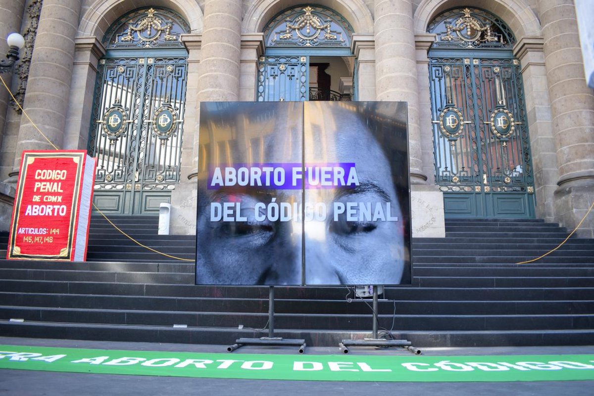 El_Universal_Mx's tweet photo. 🔴🟣 Protestan a favor del aborto

Colectivos feministas se reunieron afuera del Congreso de la CDMX para oponerse al Código Penal, pues establece que el aborto solo es legal en las primeras 12 semanas de embarazo; dialogaron  con Jesús Sesma Suárez, presidente de la mesa directiva

#FOTOS: Santiago Cadena | EL UNIVERSAL