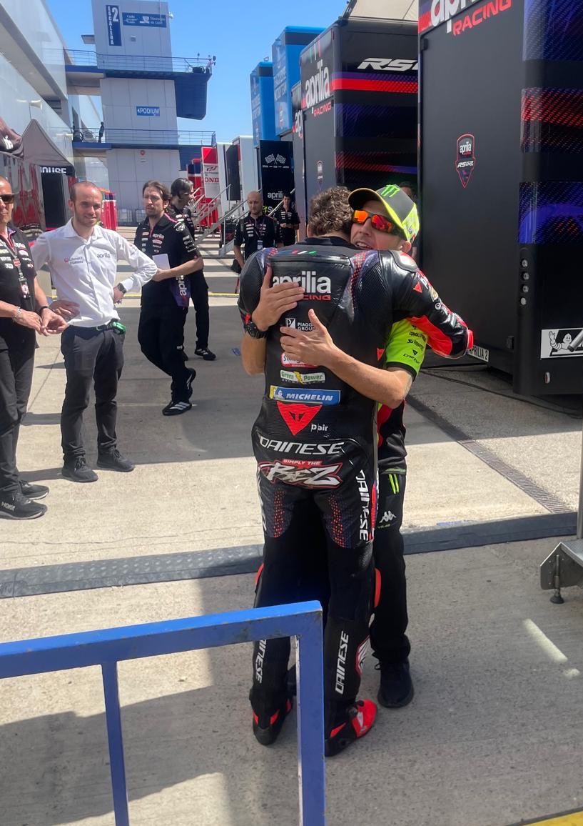 46AdrianV's tweet photo. Vi con mis ojos como Bezz se abrazaba a Migno con bastante efusividad tras la celebración del podium. 
Creo que Marco no esperaba acabar tan bien en Jerez. https://t.co/zSK8H5bjXi