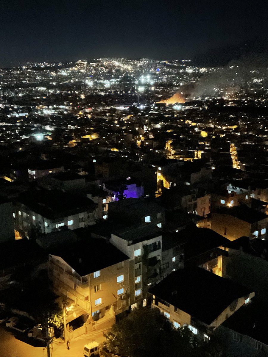 2taner1kya's tweet photo. @Hkinayy @AFADBaskanlik Karabağlar sanayinde ir yangın var sanki https://t.co/jmvPwEwPVI