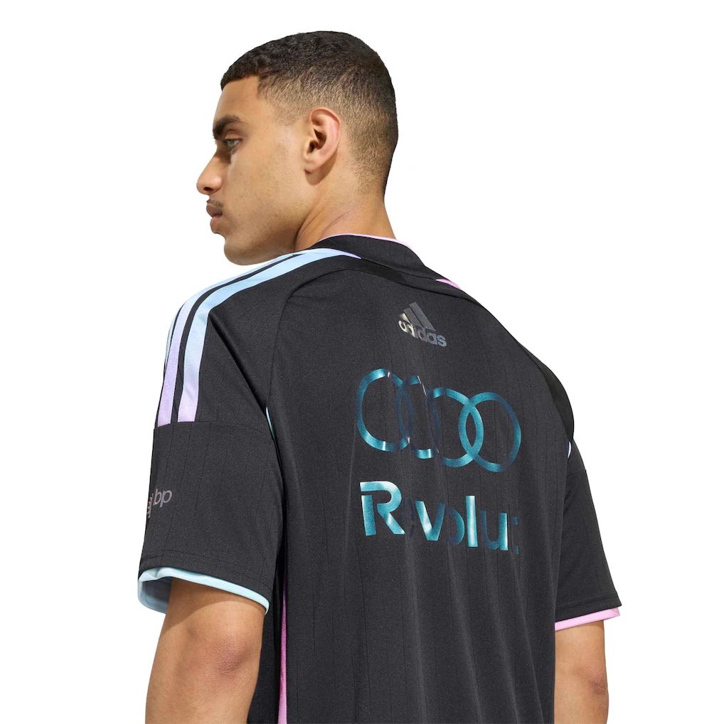 g4ryw4lker's tweet image. Those gradient three stripes 😮

Pink → lilac → ice blue on the Audi F1 x adidas Miami jersey… ridiculously nice.

Motorsport jerseys are continuing to enter football shirt territory 👀

#AudiF1 #adidas #FootballShirts #MiamiGP