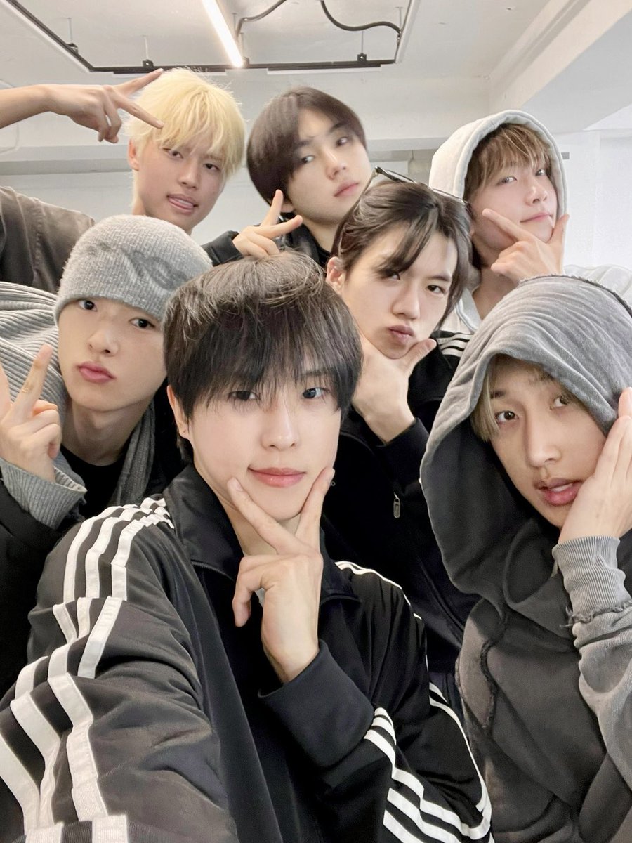 Minseok of the day ft. the other NEWBEAT members!
Day 843