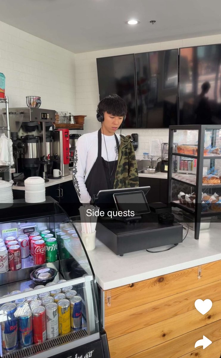 SlatDontMiss's tweet photo. Ray shares that he’s currently working a real job as he’s been taking a break from streaming 😭😭 https://t.co/cBUxOsbFIf