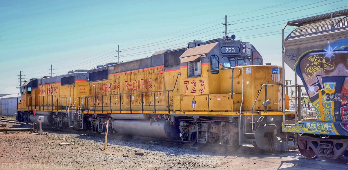 PeterKunka's tweet image. Found this railroad diamond crossing in Phoenix.  Really interesting and made for a few nice photos.  #railroad #diamond #crossing #train #tracks #UnionPacific #Phoenix #Arizona #Fuji #X100S #Nikon #SB800