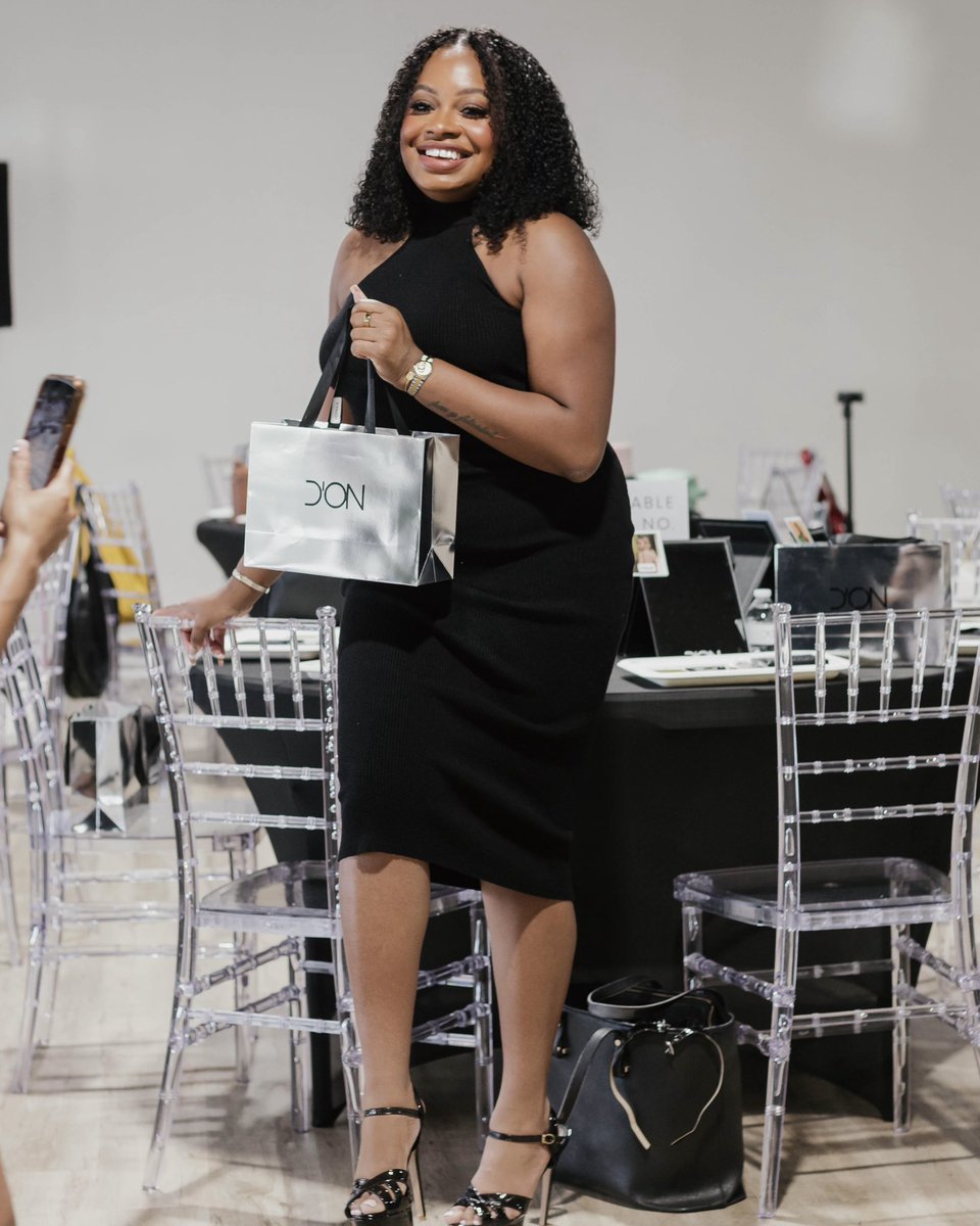 summerdonbell's tweet photo. @doncosmetics x @bumble masterclass https://t.co/myd5hAO5dp