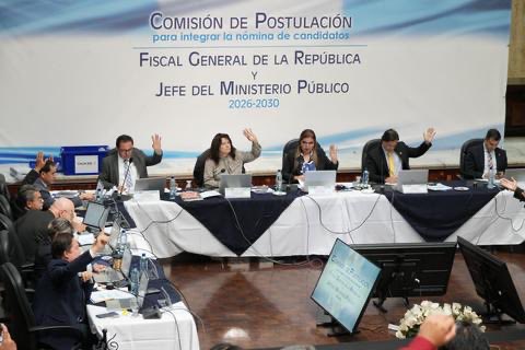 AlInstanteGT's tweet image. 🚨 Buscan ANULAR la segunda nómina de candidatos a Fiscal General en Guatemala.

⚖️ Cuestionan evaluación de aspirantes
📌 Podrían repetir el proceso
🔥 Continúa la crisis en la elección

📲 bit.ly/4vPtqnu
#Guatemala #FiscalGeneral #MP