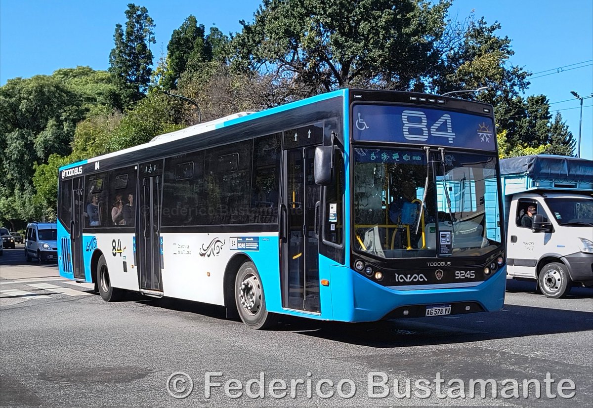 Línea 84. Coche 9245.
Cómo me gusta sin la pollera azul!