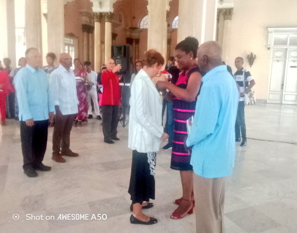Tuvimos el honor de poner la Orden Lázaro Peña de Primer Grado en el pecho de mujeres y hombres con méritos extraordinarios en el desempeño de su trabajo y en el movimiento sindical en #SantiagoDeCuba.
¡Muchas felicidades!
Ustedes demuestran con creces que #LaPatriaSeDefiende
