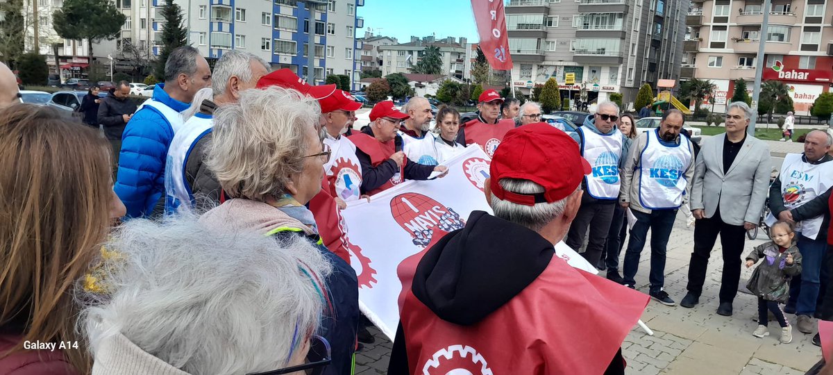 atakumchp1's tweet photo. CHP Atakum İlçe Örgütü olarak, emeğin sömürüldüğü, emeklinin yoksulluğa mahkûm edildiği, çalışanların alın terinin her geçen gün değersizleştirildiği bu düzene karşı DİSK öncülüğünde Atakum Mimar Sinan Pazarı Usuloğlu önünde saat 17.00’de gerçekleştirilen basın açıklamasına katıldık.

Bugün Türkiye’de milyonlarca emekçi geçim derdiyle, emekliler açlık sınırının altında yaşam mücadelesiyle baş başa bırakılmıştır. Saray iktidarı halkı yoksullaştırırken, emeğin hakkını gasp eden politikalarını sürdürmektedir.

Bizler Cumhuriyet Halk Partisi olarak; emeğin yok sayıldığı, adaletin zedelendiği, liyakatin ortadan kaldırıldığı bu düzene teslim olmayacağız. Emekçinin hakkını savunmaya, emeklinin onurlu yaşam mücadelesinin yanında durmaya ve bu ülkeyi yeniden halkın iktidarıyla buluşturmaya kararlıyız.

Kurtuluş yok tek başına, ya hep beraber ya hiçbirimiz!
Yaşasın 1 Mayıs! Yaşasın emek ve dayanışma!