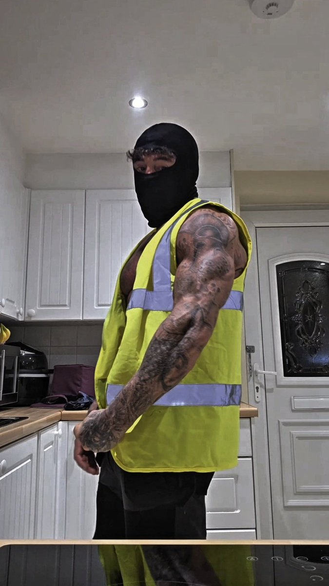 Zade_masked's tweet photo. Who needs their pipes seeing to? 😉
#maskedmen #maskman #darkromance #booktok #biceps https://t.co/2bV0jUaIOu