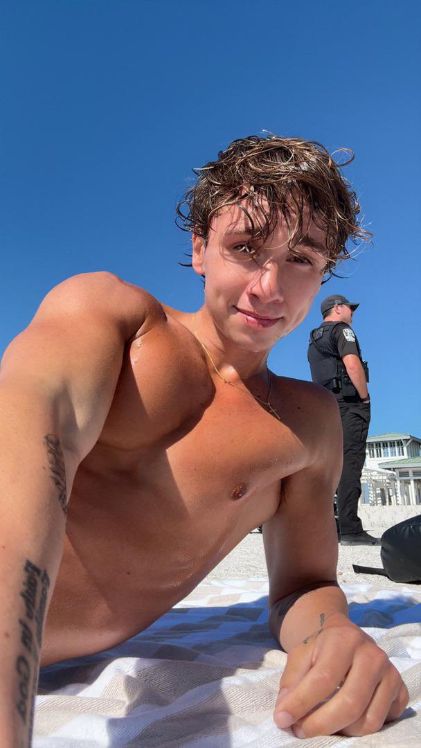 Martinezthomas0's tweet photo. I guess the cop knows I’m hot 🥵 😂#fypシ゚viralシfypシ゚ https://t.co/g18PO080B7