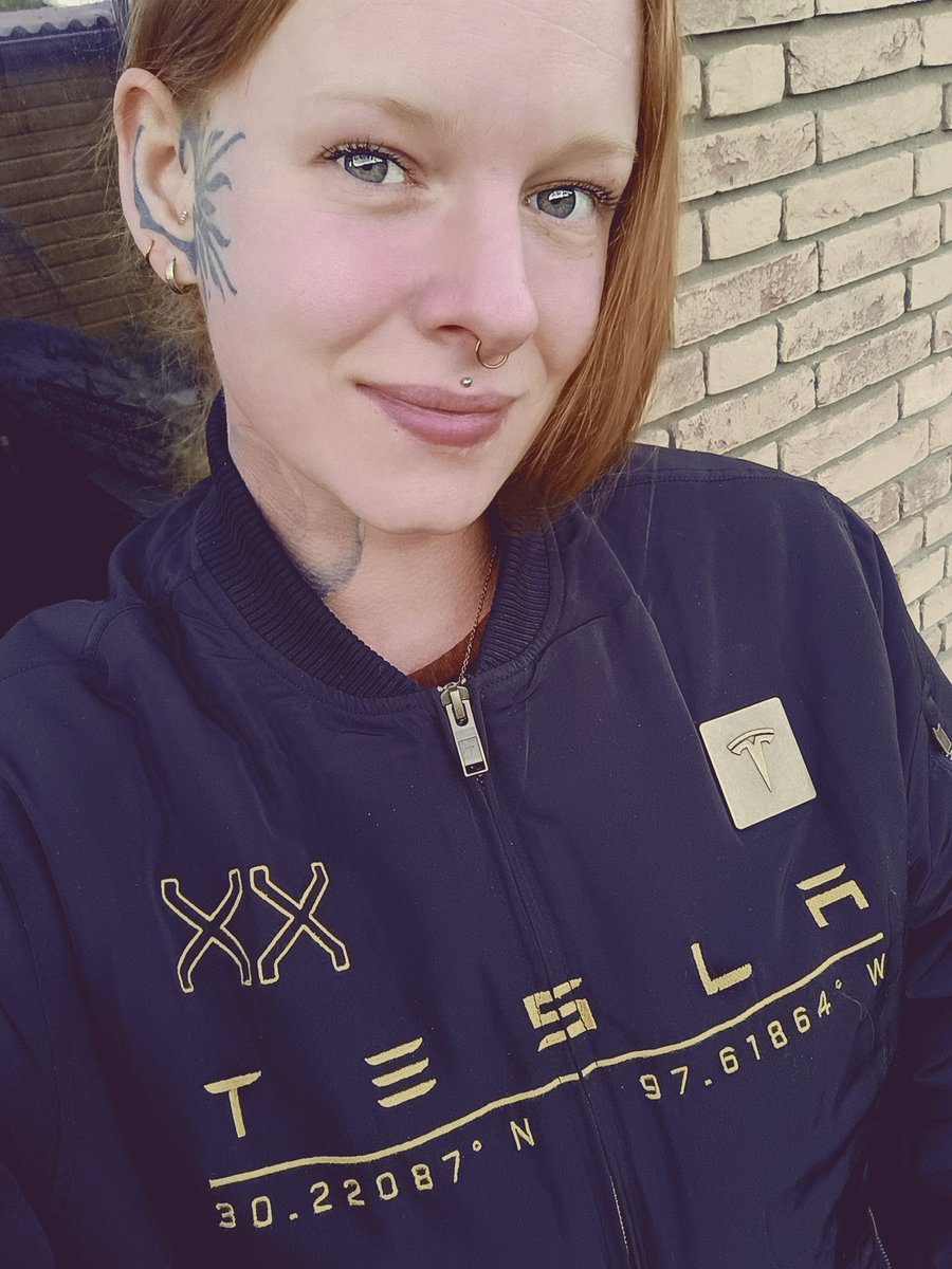 Cyn_Cyb3r071Qu3's tweet image. Happy with my new Tesla jacket! 
Such a good quality!🔥

Thanks again for the amazing merch @Tesla

#Tesla #Optimus