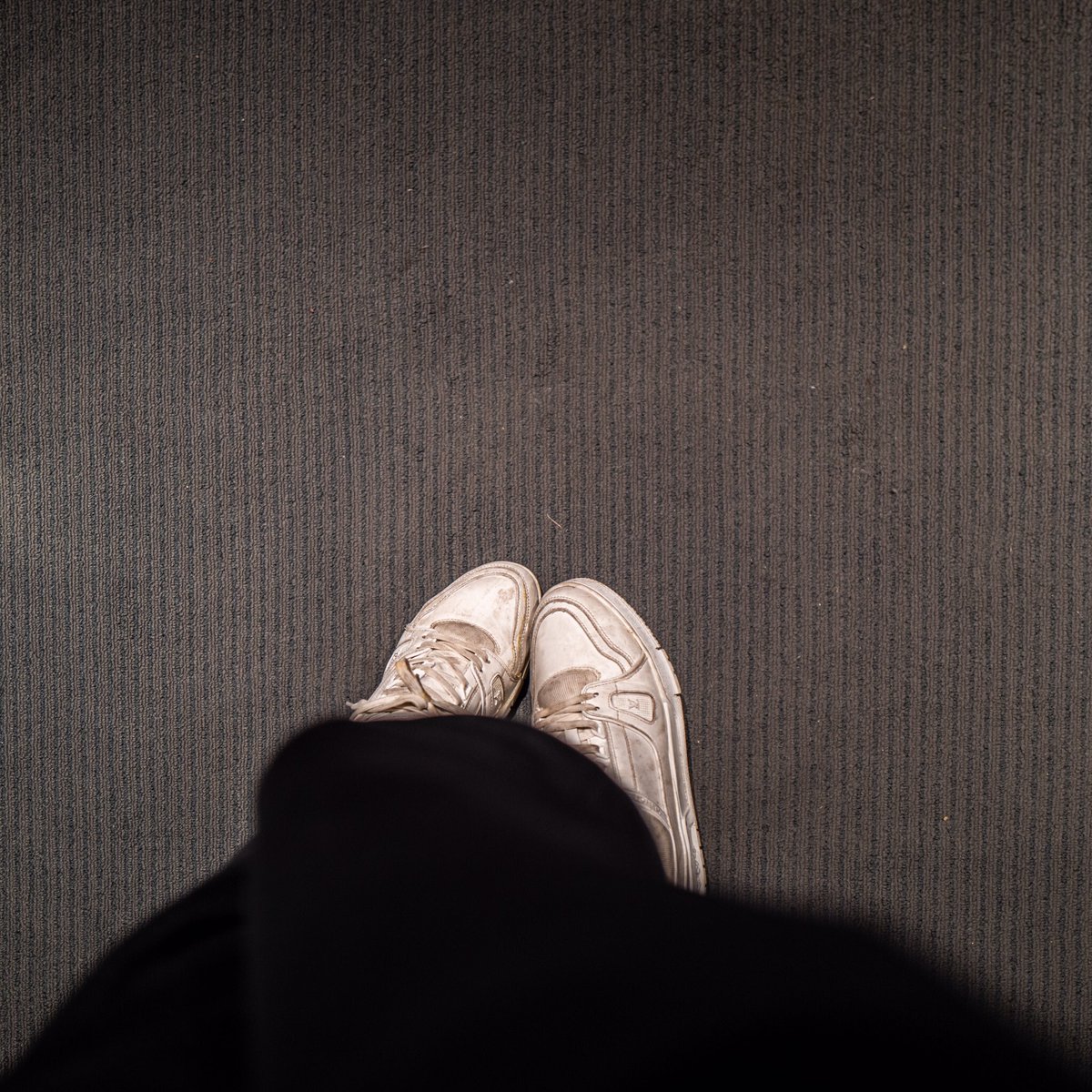 serenex_uk's tweet image. LV小白鞋的质量还是不错的哦～

被狠狠的碾压后痕迹也没有很重～

小伙伴们私信要的细节图一起发啦～

#LV #路易威登 #Trainer #小白鞋 #球鞋 #运动鞋 #棉袜 #白袜 #惩罚 #反差 #毁鞋 #玩鞋 #虐鞋 #白富美 #富家女 #羞辱 #羞耻 #WAM #Wet #Messy