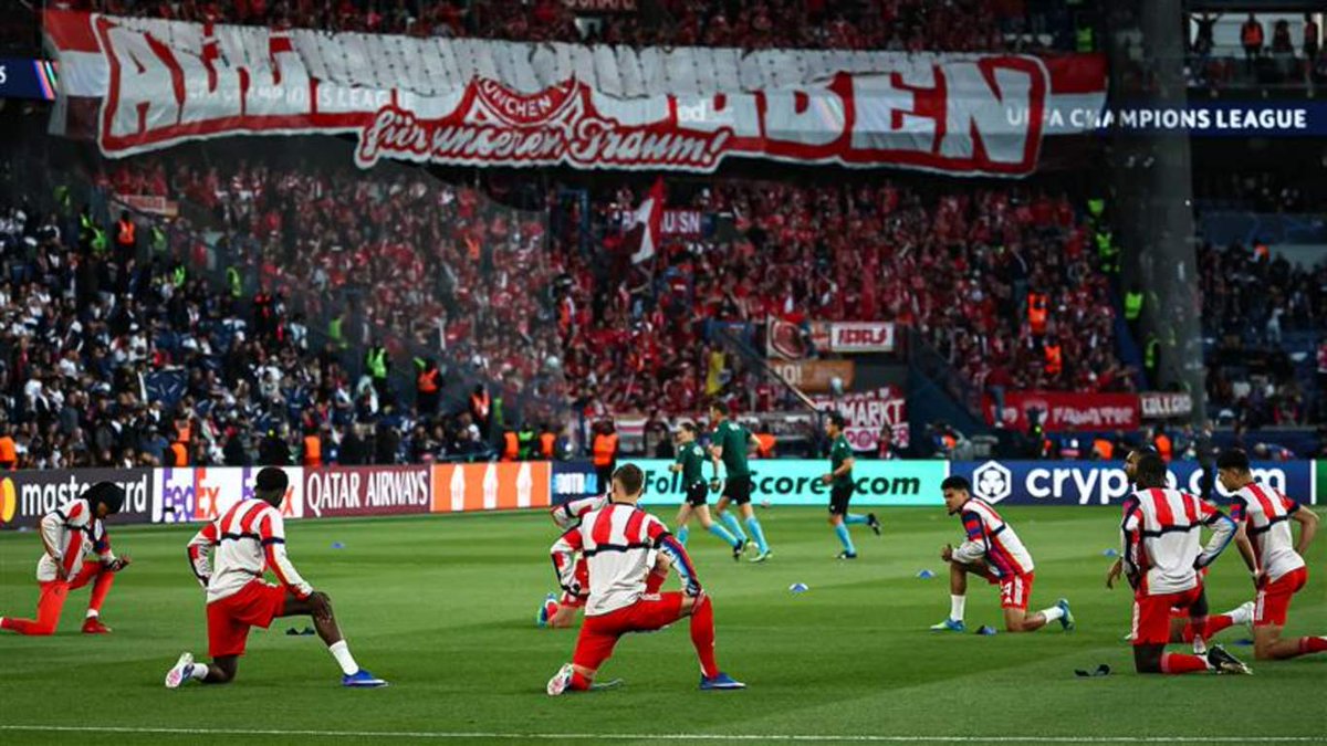 iMiaSanMia's tweet photo. Bayern fans in Paris: 'Give it your all for our dream' 🔴⚪ https://t.co/GlzWMtCvAB