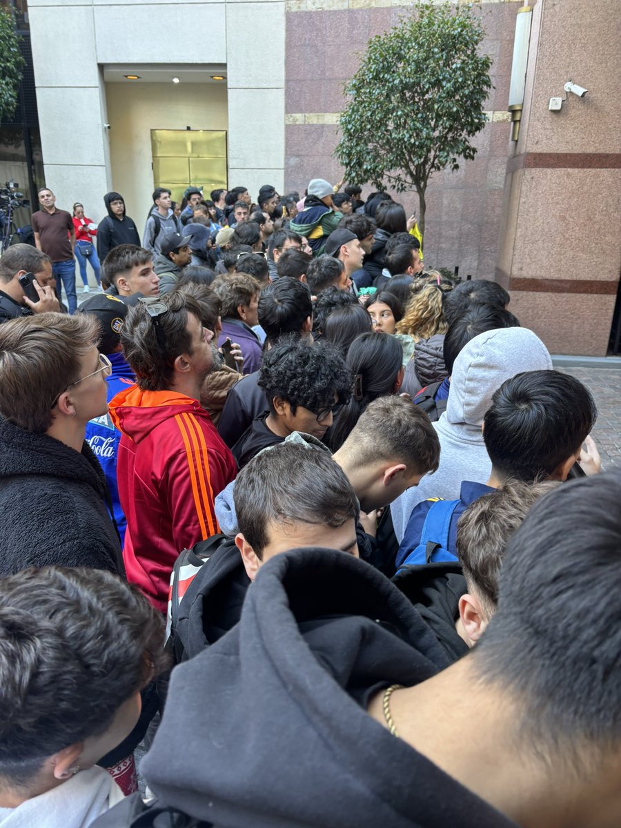 Dezenas de argentinos (e brasileiros) na porta do hotel do Santos esperando pelo Neymar.

📸 <a href="/RaphaelSibilla/">Raphael Sibilla</a>