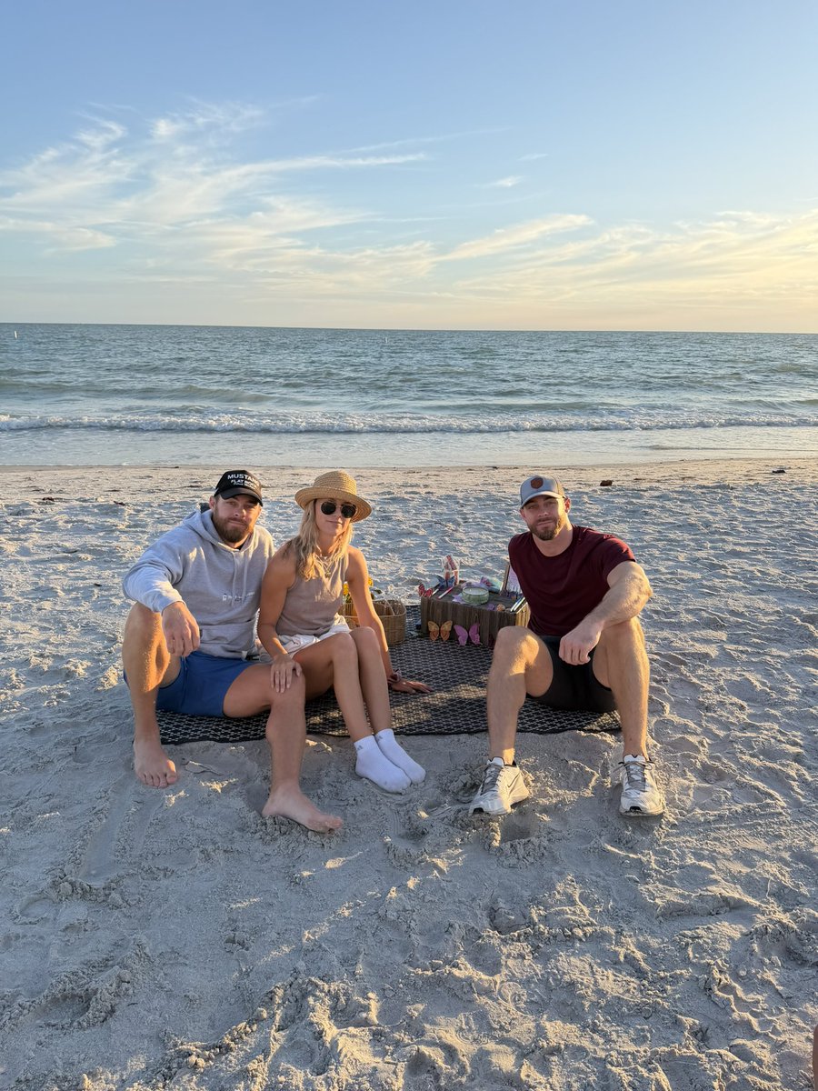 NateHolley's tweet image. A night to commemorate our momma! 4-26-13 🦋 We miss you our beautiful angel #rip #mom #sunset