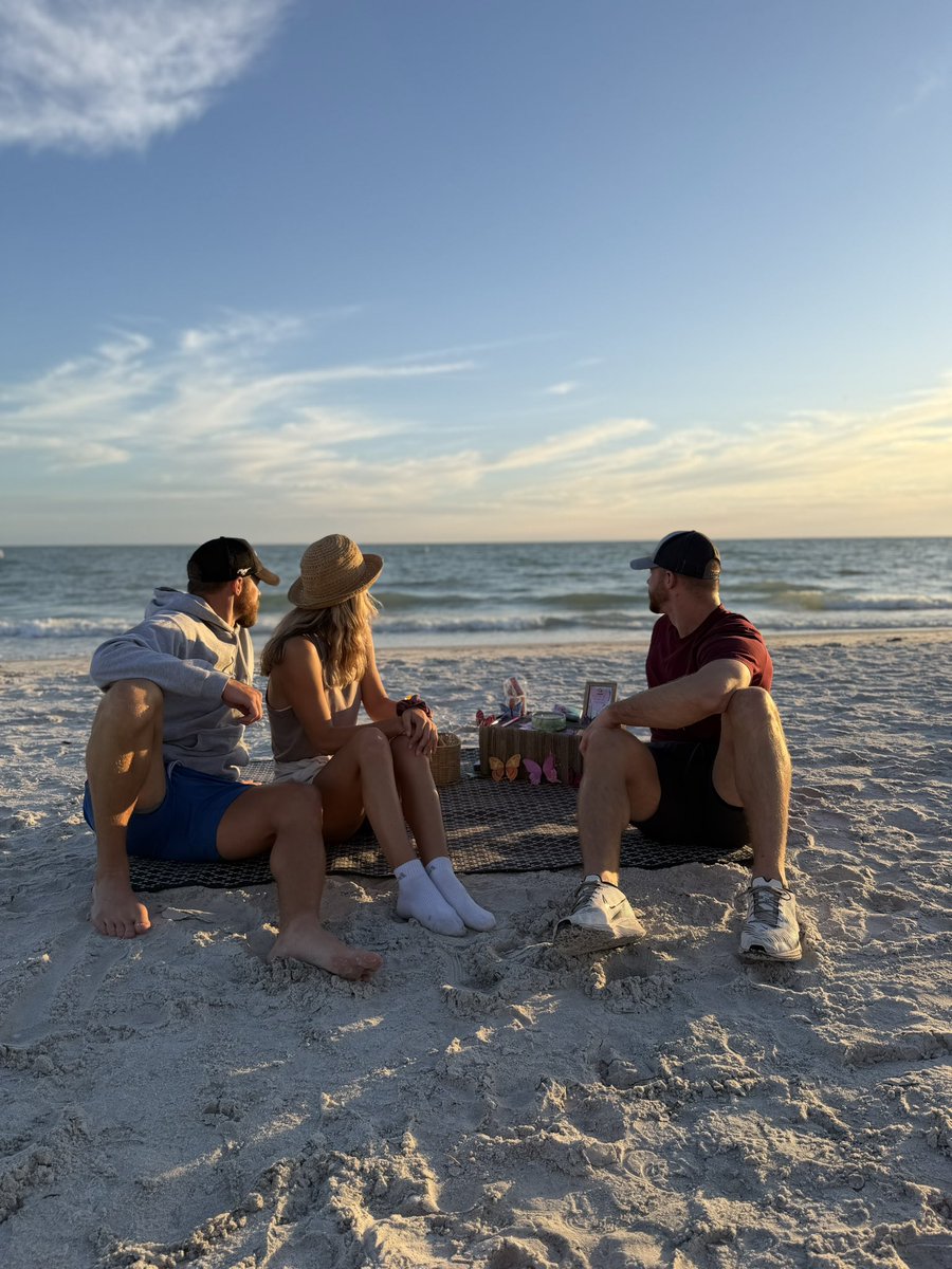 NateHolley's tweet image. A night to commemorate our momma! 4-26-13 🦋 We miss you our beautiful angel #rip #mom #sunset