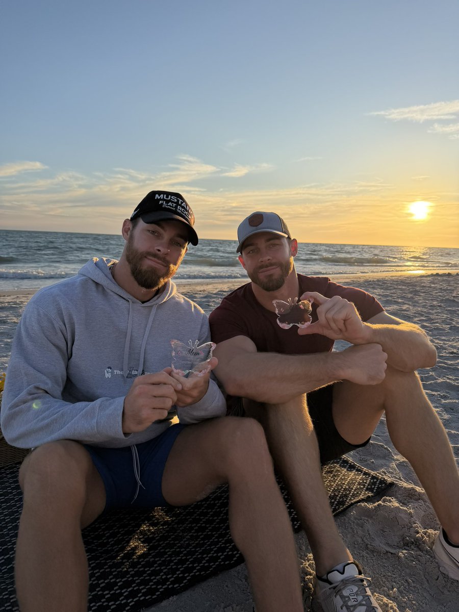 NateHolley's tweet image. A night to commemorate our momma! 4-26-13 🦋 We miss you our beautiful angel #rip #mom #sunset