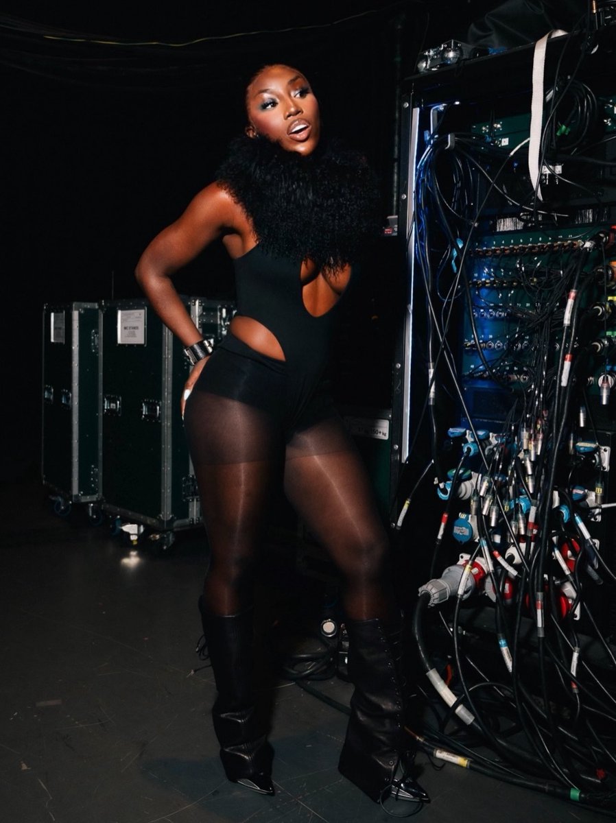 LegendaryLade's tweet photo. My Diva of choice  Bree Runway wearing the Balenciaga F/W 2008 runway heels by Nicolas Ghesquière! 🔥

I like this styling with the leather leg warmers over the heels!🔥 https://t.co/J91L74eYd6
