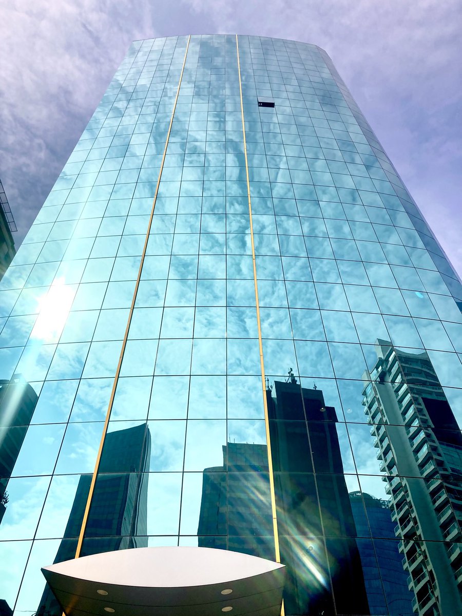 rafaelporcari's tweet image. Eu curto fotografar. E esse clique do #prédio ficou legal: o #brilho do #sol ao lado, o #reflexo dos #edifícios no espelhado das #janelas e o #céu azulado ficando cinza pela mudança do tempo.
A #fotografia é um ótimo #hobby.
📸 
#FOTOGRAFIAéNOSSOhobby
#prédios #mobgrafia #espelho