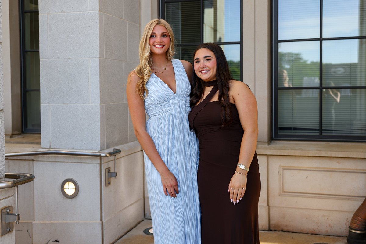 UGAVolleyball's tweet image. 📸 showed up red carpet ready for last night's Dawgs Choice Awards 

#GROW | #GoDawgs