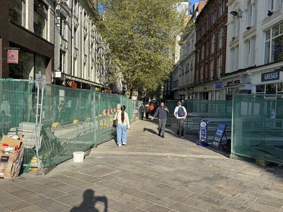 Feltip1982's tweet image. Rapid progress of #Birmingham New Street new paving which makes trees and buildings sing in the sunshine. Central part being completed to allow sides to be done. Brilliantly being done and looking fab.