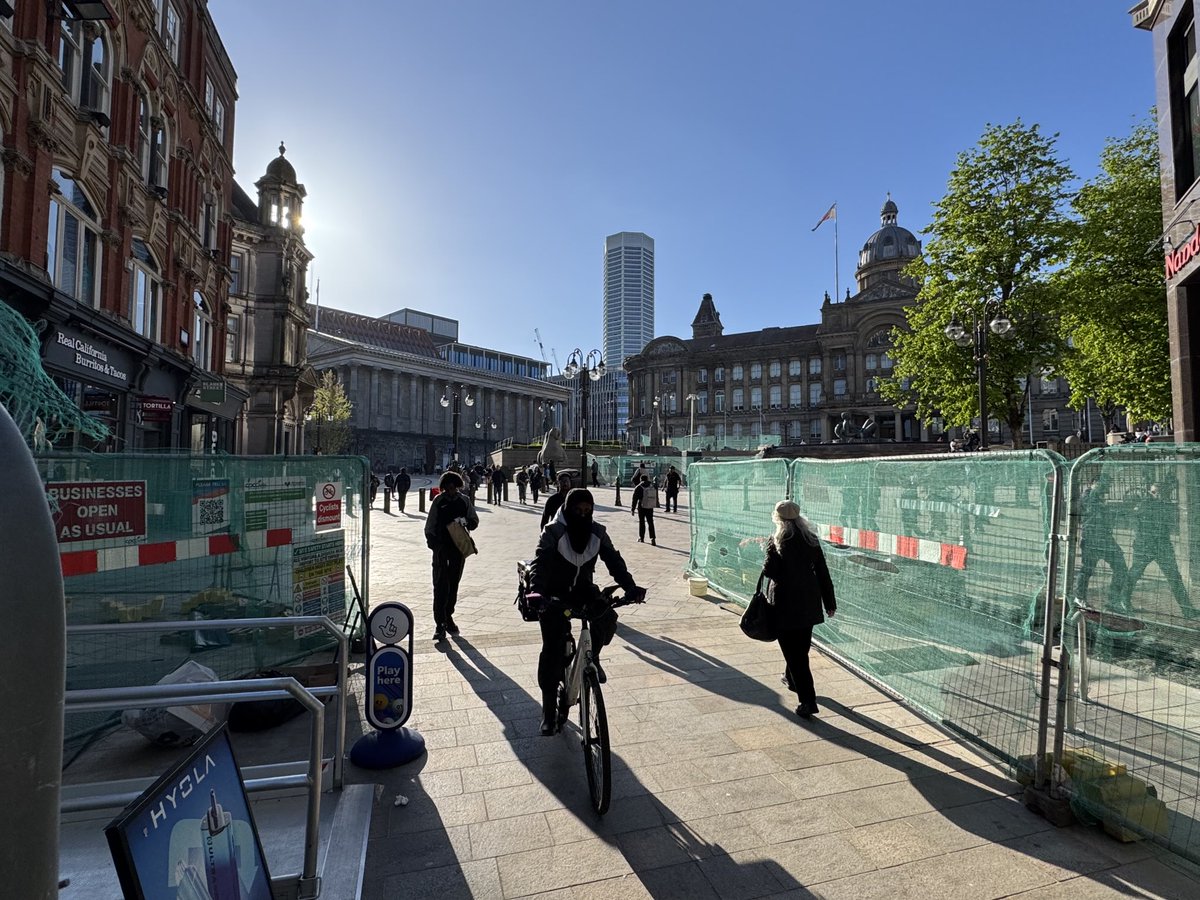 Feltip1982's tweet image. Rapid progress of #Birmingham New Street new paving which makes trees and buildings sing in the sunshine. Central part being completed to allow sides to be done. Brilliantly being done and looking fab.