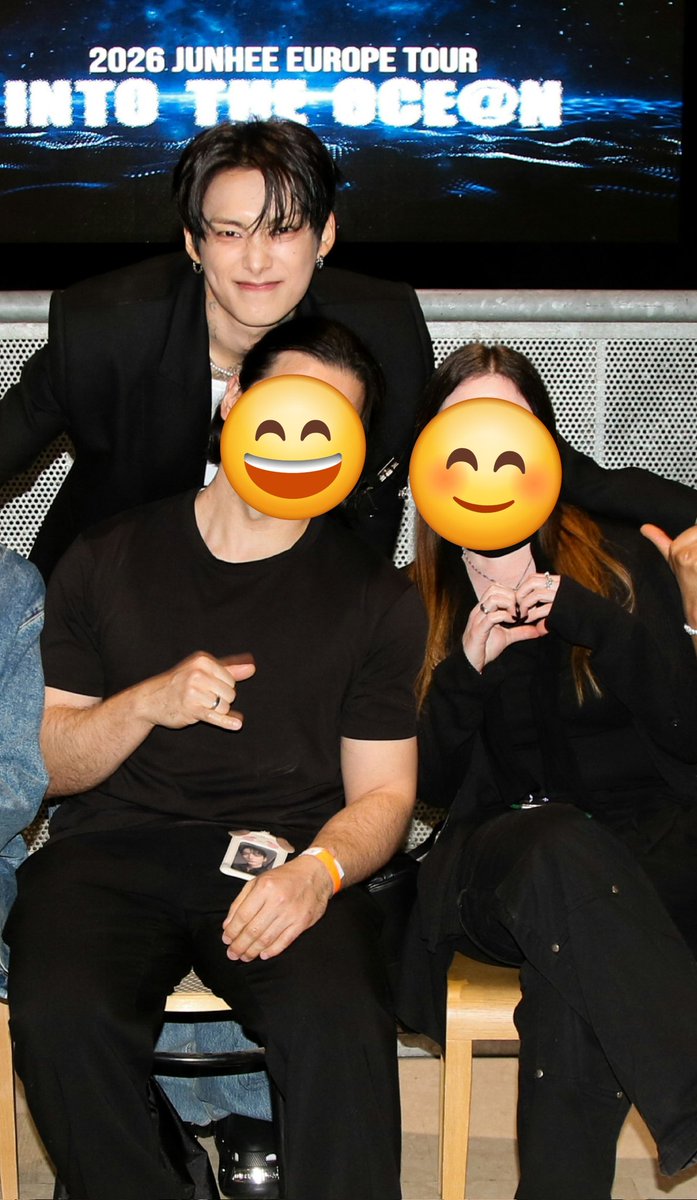 BellaB97875758's tweet image. But why does it look as if Junhee is photobombing a couple picture here 😆

#oceanpark #Junhee #JunheeInMilan #JUNHEETourinEUROPE
@official_junhee