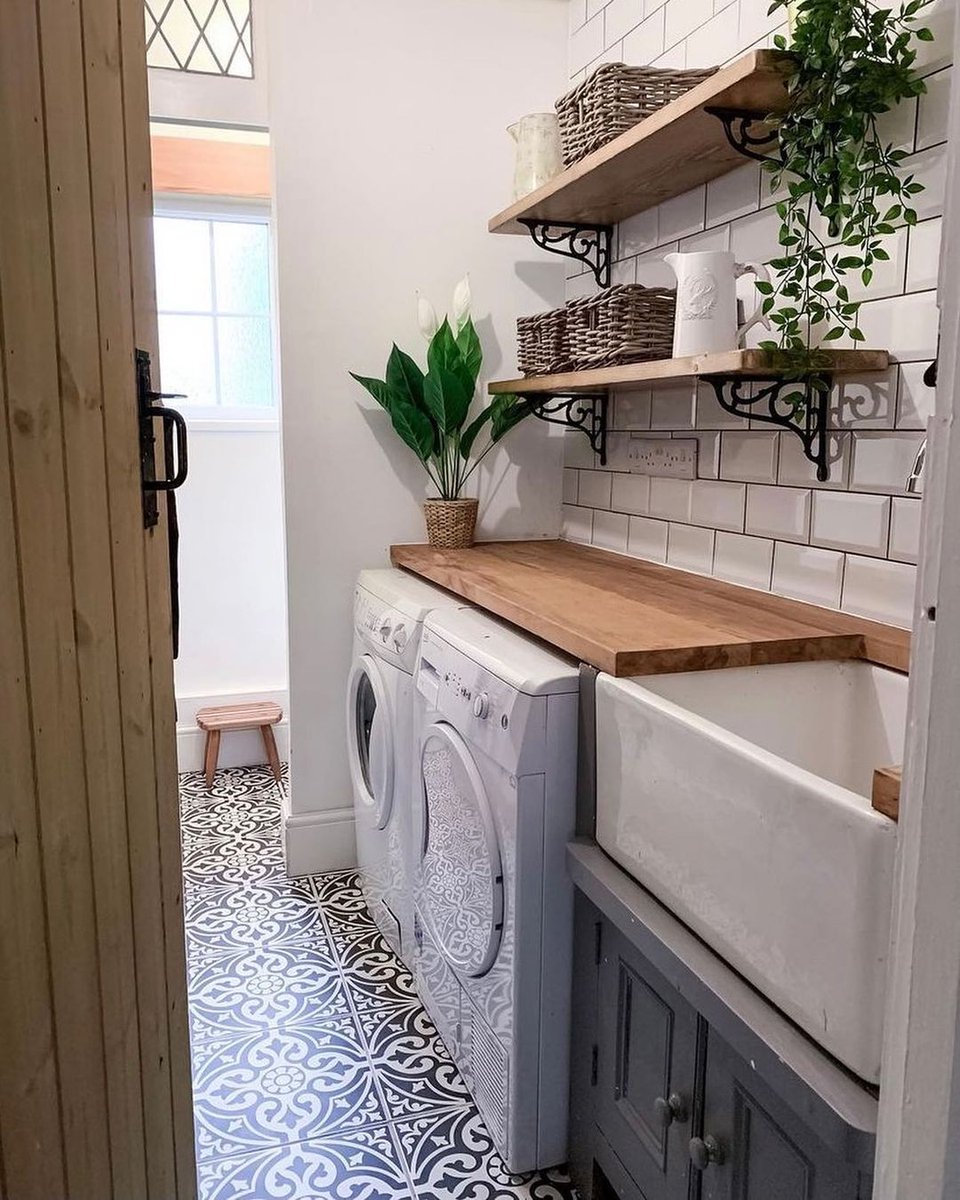 TheLemeDecor's tweet image. Utility room with warm, practical styling, featuring efficient storage, durable surfaces, and cozy cottage-inspired details for a functional everyday space.

#UtilityRoom #HomeDecor #InteriorDesign #CottageStyle #StorageSolutions #FunctionalDesign #CozySpaces #HomeInspo