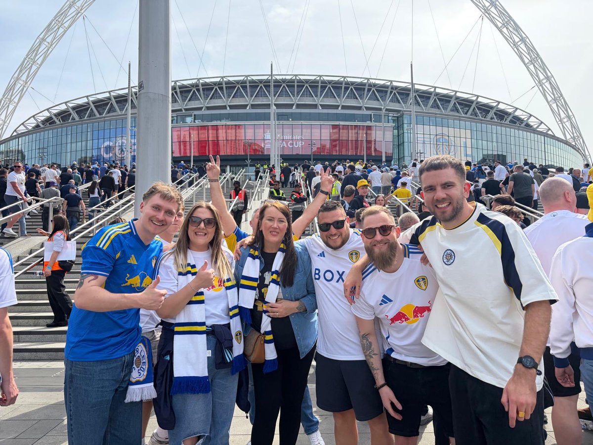 rmilton87's tweet photo. At least until the world stops going ‘round 💛💙 https://t.co/K9wruGM2V0