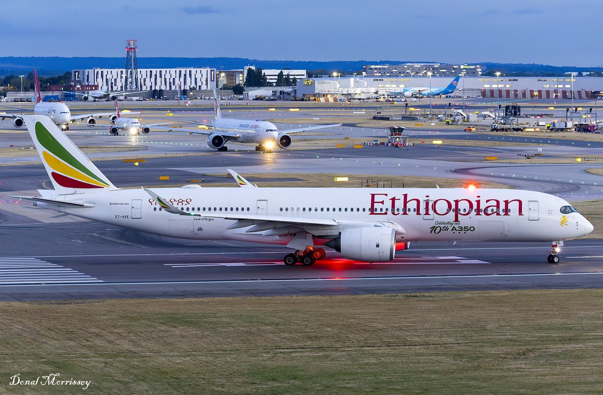 birrlad's tweet image. Lining up @HeathrowAirport after sundown @flyethiopian ET-AVE @Airbus A350-941.
#avgeek #aviation #airbus #EthiopianAirlines #Heathrow #planespotting #Dusk