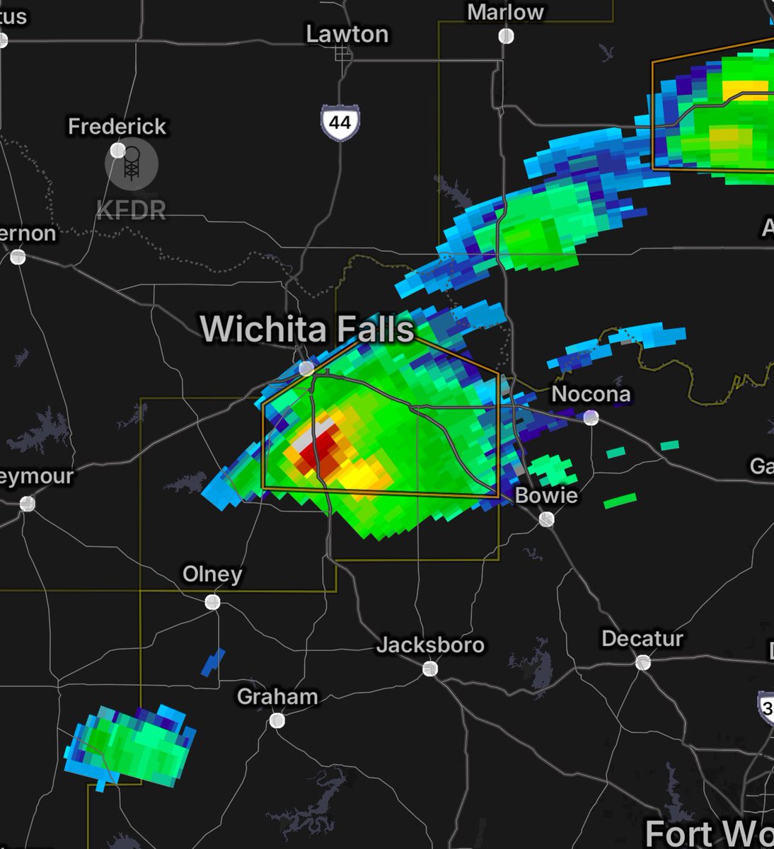 MatthewCappucci's tweet image. In 1 hour and 14 minutes, we’ve gone from no storm to a 65,000+ behemoth southeast of Wichita Falls.

I fully anticipate this storm to produce hail the size of grapefruits in the next hour.