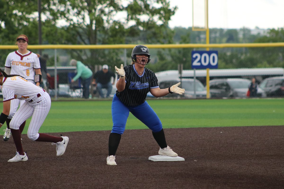 WBUSoftball's tweet photo. Round one winner for the Birds 🦅🔥
See you tomorrow 👀
#LetEm #FIGHT #TheRightWayToPlay https://t.co/hpSq47lULH