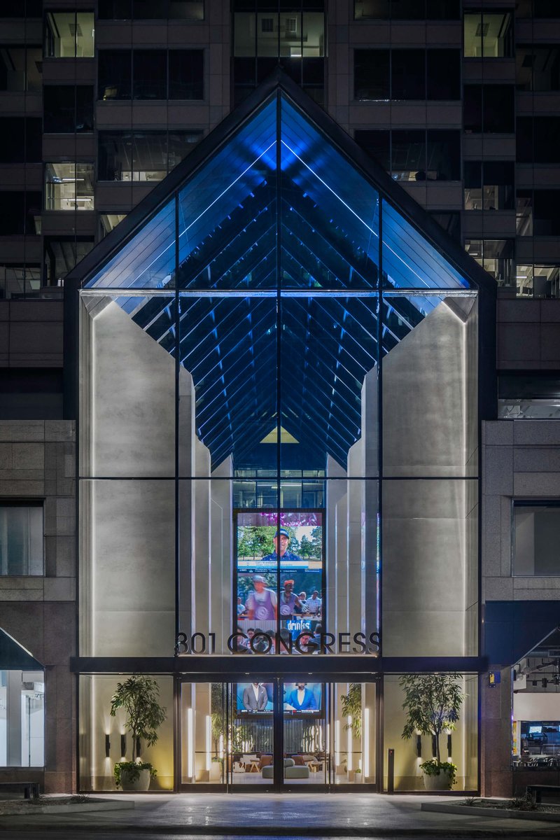 StructuresNovum's tweet photo. At 301 Congress in downtown Austin, Novum delivered a signature entrance facade that redefines the building’s arrival experience. The transparent, light-filled design enhances visibility and tenant experience while maximizing daylight with sleek Linear Supported Glass system. https://t.co/hvZDk7JZVG