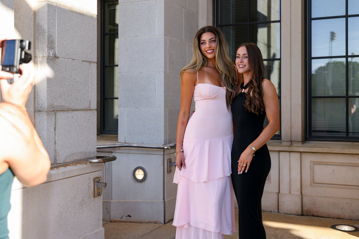 UGAVolleyball's tweet image. 📸 showed up red carpet ready for last night's Dawgs Choice Awards 

#GROW | #GoDawgs