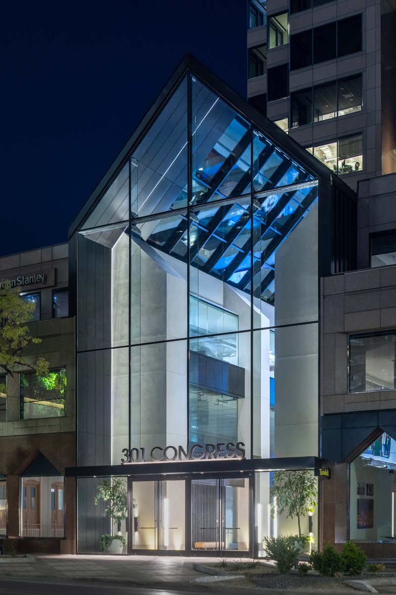 StructuresNovum's tweet photo. At 301 Congress in downtown Austin, Novum delivered a signature entrance facade that redefines the building’s arrival experience. The transparent, light-filled design enhances visibility and tenant experience while maximizing daylight with sleek Linear Supported Glass system. https://t.co/hvZDk7JZVG